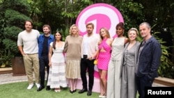 Filmin oyuncu kadrosunda yer alan Kate McKinnon, Issa Rae, Ryan Gosling, Margot Robbie, America Ferrera ve Michael Cera, yönetmen Greta Gerwig ile birlikte.