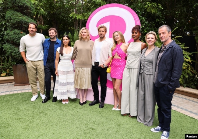 Cast members Kate McKinnon, Issa Rae, Ryan Gosling, Margot Robbie, America Ferrera, Michael Cera, director Greta Gerwig and producers pose for pictures during a photocall for the upcoming Warner Bros. movie "Barbie" in Los Angeles, California, U.S., June 25, 2023. (REUTERS/Mike Blake)