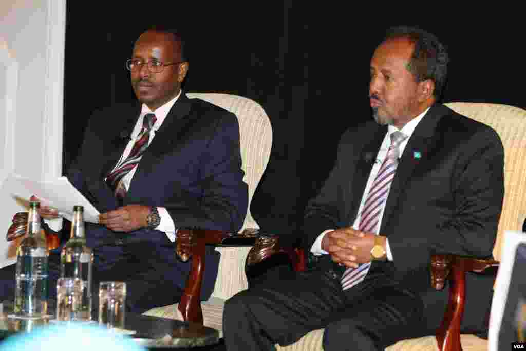 Madaxweyne Xasan Shiikh oo marti ku ah barnaamijka dhalinyarada ee "Waa Go'aankaaga" iyo Haruun Macruuf oo ka tirsan VOA oo Barnaamijka Daadihinaya.