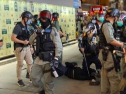 防暴警察制服一名身穿黑衫、黑裤的女子，将她拘捕 （美国之音/汤惠芸）