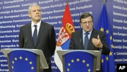 Serbia's President Boris Tadic (L) and European Commission President Jose Manuel Barroso (R) hold a joint news conference after a meeting in Brussels February 28, 2012.