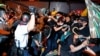 香港九龙反送中大游行后部分示威者占据旺角遭警方强力清场 