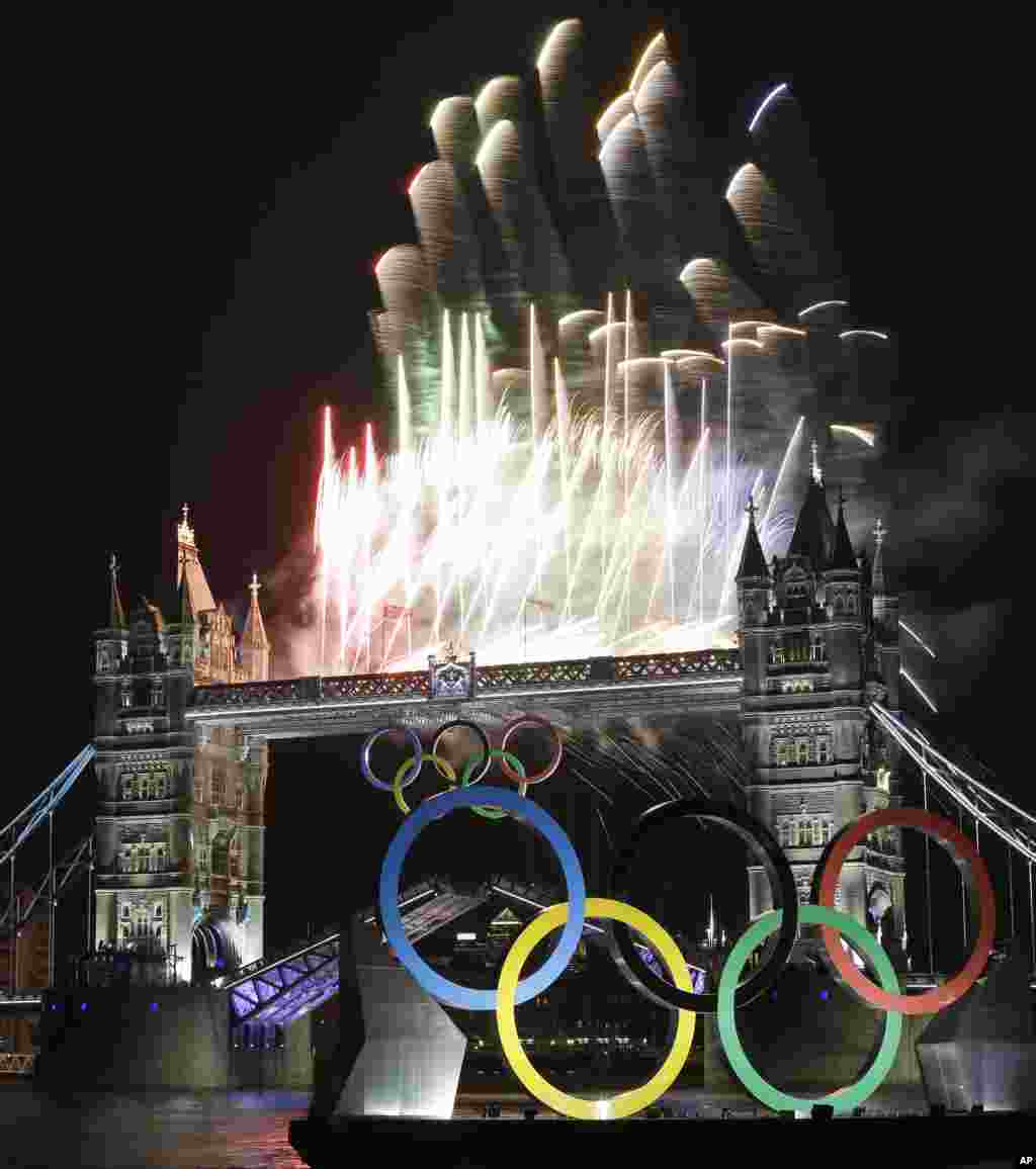 Kembang api dinyalakan di atas di &#39;Tower Bridge&#39; selama Upacara Pembukaan Olimpiade 2012 di London.