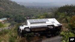 Un autobus renversé sur le côté au bord d'une autoroute près de la ville de Barbenton, à 40 kilomètres de Nelspruit, Afrique du Sud, 10 juin 2010.