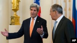 Menteri Luar Negeri AS John Kerry dan Menteri Luar Negeri Rusia Sergey Lavrov dalam pertemuan mereka di Moskow Jumat (15/7).