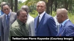 Joseph Kabila, nkumu ya FCC (Front commun pour le Congo) azali kopesa mbote na baye ya lingomba na ye na Kingakati, Kinshasa, le 24 fevrier 2019. (Twitter/Jean Pierre Kayembe)