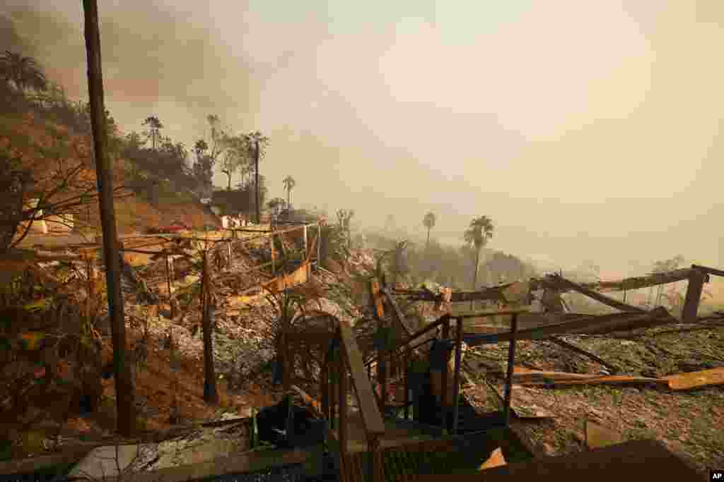 Cinco personas han perdido la vida a causa de los feroces incendios que se registran en California. Los fuertes vientos han dificultado la labor de los bomberos, que luchan por apagar las llamas.