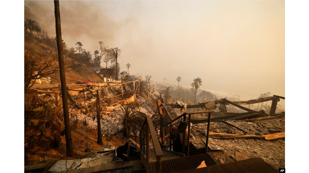 En Fotos | Voraces llamas siguen devastando comunidades en California. Cinco víctimas mortales