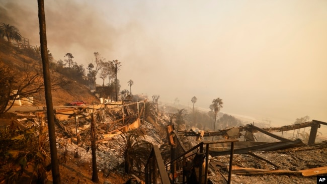 En Fotos | Voraces llamas siguen devastando comunidades en California. Cinco víctimas mortales