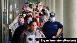 Des centaines de personnes font la queue devant un Centre de développement de carrière dans l'espoir de trouver de l'aide pour leur recherche d'emploi à Frankfort, Kentucky, États-Unis, le 18 juin 2020.