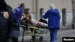 Медики эвакуируют раненого со станции метро. Санкт-Петербург, Россия. 3 апреля 2017 г.