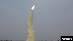 북한이 신형 지대공 요격유도무기체계의 개발에 성공했다고 지난 2일 조선중앙통신이 보도했다. 항공기 격추용 'KN-06' 계열로 추정되는 지대공미사일이 수직발사관을 통해 발사되는 모습. 