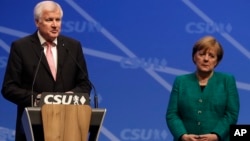 Kancelarja gjermane Angela Merkel dhe ministri i brendshëm Horst Seehofer, gjatë konventës së partisë së tij, CSU