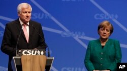 Federal İçişleri Bakanı Horst Seehofer ve Başbakan Angela Merkel