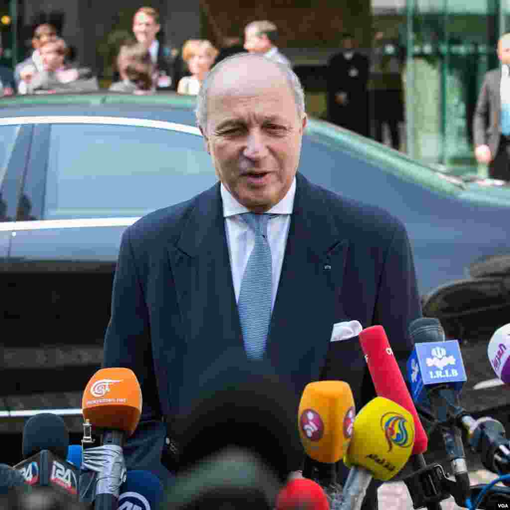 وزیر خارجه فرانسه در حال گفتگو با خبرنگاران در مقابل هتل کوبورگ وین محل برگزاری مذاکرات اتمی ایران و گروه ۱+۵ 