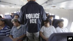 La policía en el estado de Texas de Estados Unidos rescató a 12 inmigrantes de un camión  y acusó a tres personas de contrabando humano.