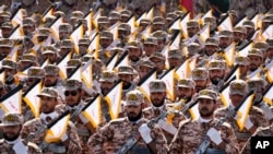 Korps Pengawal Revolusi Iran atau IRGC melakukan parade militer di pinggiran Teheran (foto: ilustrasi). 