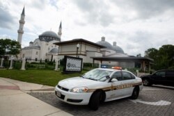 Sebuah kendaraan polisi difoto setelah salat Jumat pertama selama bulan Ramadhan di Diyanet Center of America di Lanham, Maryland, AS, 10 Mei 2019. (Foto: Reuters / Amr Alfik)