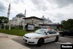 Mobil patroli polisi berjaga saat salat Jumat di Diyanet Center of America di Lanham, Maryland, 10 Mei 2019. (Foto: REUTERS/Amr Alfik)