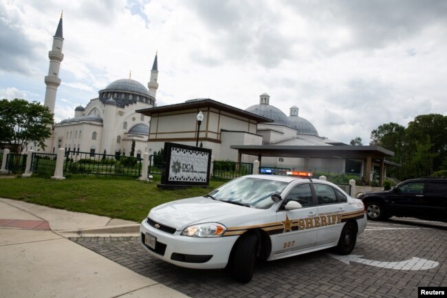 Sebuah kendaraan polisi difoto setelah salat Jumat pertama selama bulan Ramadhan di Diyanet Center of America di Lanham, Maryland, AS, 10 Mei 2019. (Foto: Reuters / Amr Alfik)