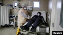 Seorang dokter merawat pasien Covid-19 di sebuah rumah sakit di Buenos Aires, Argentina di tengah perebakan pandemi di sana. 