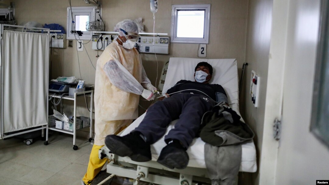 Seorang dokter merawat pasien Covid-19 di sebuah rumah sakit di Buenos Aires, Argentina di tengah perebakan pandemi di sana. 