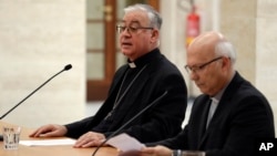 Dua Pastor Chile memberikan keterangan pers di Vatikan setelah bertemu Paus Fransiskus (18/5). 