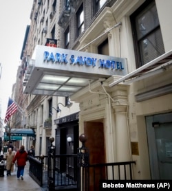 Evsiz barınağı yapılması planlanan New York'un atıl durumdaki Savoy Oteli