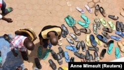 Les croyants arrivent pour assister à la prière à la mosquée au milieu de l'épidémie de coronavirus à Ouagadougou, Burkina Faso, le 19 mars 2020. (Photo: Reuters/Anne Mimault)