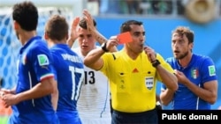 داور کلودیو مارکیزیو، بازیکن تیم ملی ایتالیا را در بازی با اروگوئه اخراج کرد