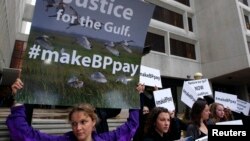 Activistas protestan contra BP frente a la corte de New Orleans donde se lleva a cabo el juicio a la petrolera.