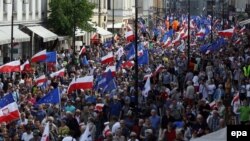 Plusieurs dizaines de milliers de personnes ont manifesté samedi dans le centre de Varsovie pour "préserver la place de la Pologne en Europe" à Varsovie, Pologne, 7 mai 2016. 