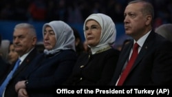 တူရကီ သမ္မတ Tayyip Erdogan၊ သမ္မတ ကတော် Emine Erdogan၊ Binali Yildirim နဲ့ ဇနီး Meliha Yildirim (ဒီဇင်ဘာ၊ ၂၉၊ ၂၀၁၈)