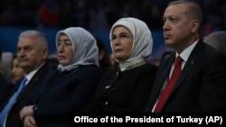 တူရကီ သမၼတ Tayyip Erdogan၊ သမၼတ ကေတာ္ Emine Erdogan၊ Binali Yildirim နဲ႔ ဇနီး Meliha Yildirim (ဒီဇင္ဘာ၊ ၂၉၊ ၂၀၁၈)