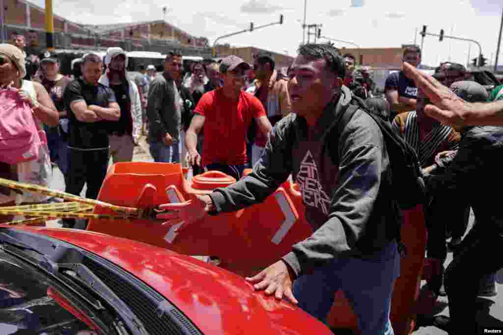 Los camioneros iniciaron el lunes 2 de septiembre los bloqueos en diferentes carreteras del país sudamericano de 50 millones de habitantes en protesta por el alza de 1.904 pesos (45 centavos de dólar) por galón en el precio del diésel.&nbsp;El precio de un galón de diésel antes del alza se ubicaba en promedio en 9.065 pesos (2,16 dólares).