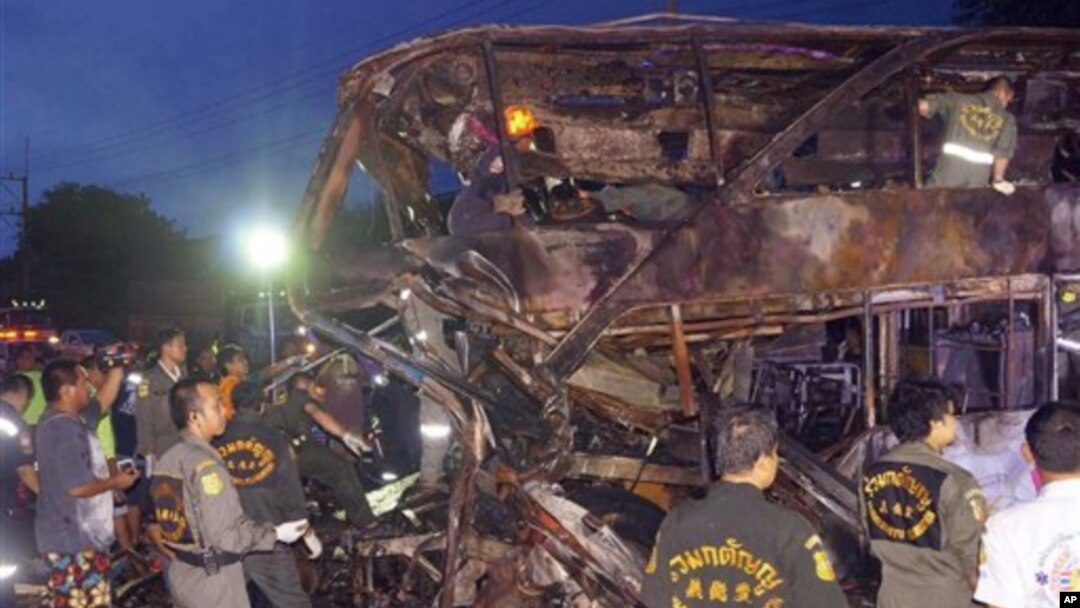 Petugas penyelamat mencari korban tewas di dalam bangkai bus dan truk yang tabrakan di provinsi Saraburi, Thailand. (Foto: AP)