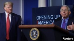 El presidente Donald Trump junto al doctor Anthony Fauci, del equipo designado por la Casa Blanca para gestionar la pandemia, durante la presentación de la guía para “Abrir América de Nuevo”, el 16 de abril de 2020.