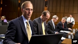 FILE - Mark Zandi (L), chief economist with Moody’s Analytics testifies at a Joint Economic Committee hearing on Capitol Hill in Washington