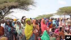 Refugiados e vitimas da fome na Somália impedidos de partir do país pela al-Shabab