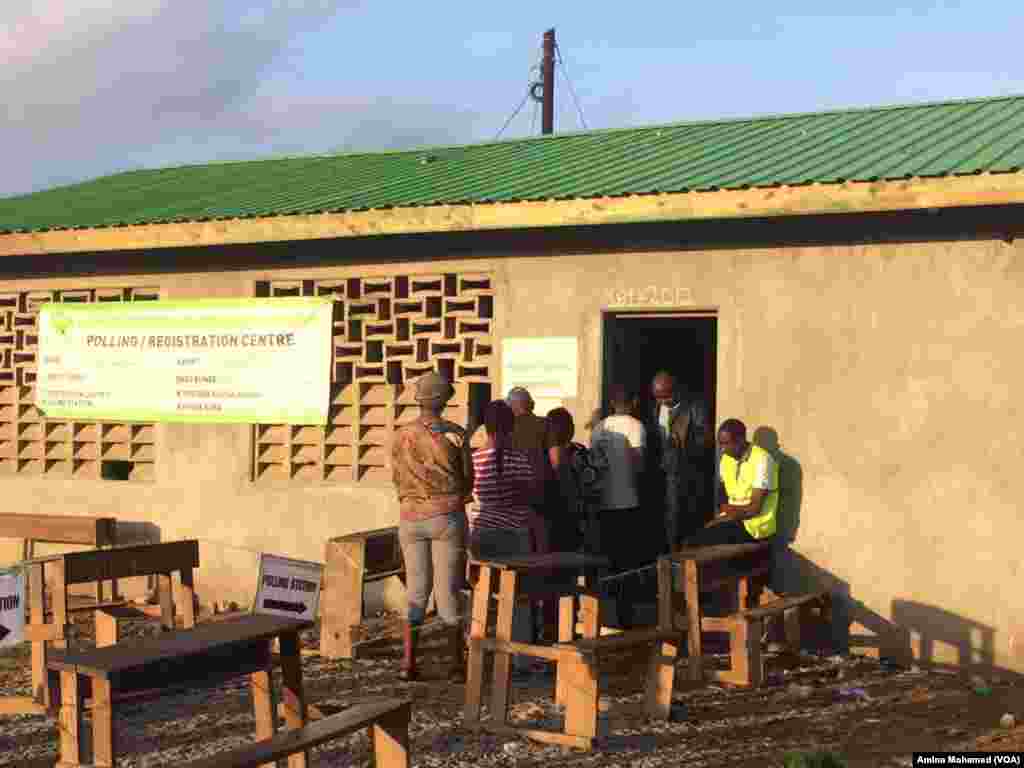 Few voters line up to cast ballots at a polling station in Bamburi, Kenya, Oct. 26, 2017. (Photo: VOA Swahili service)