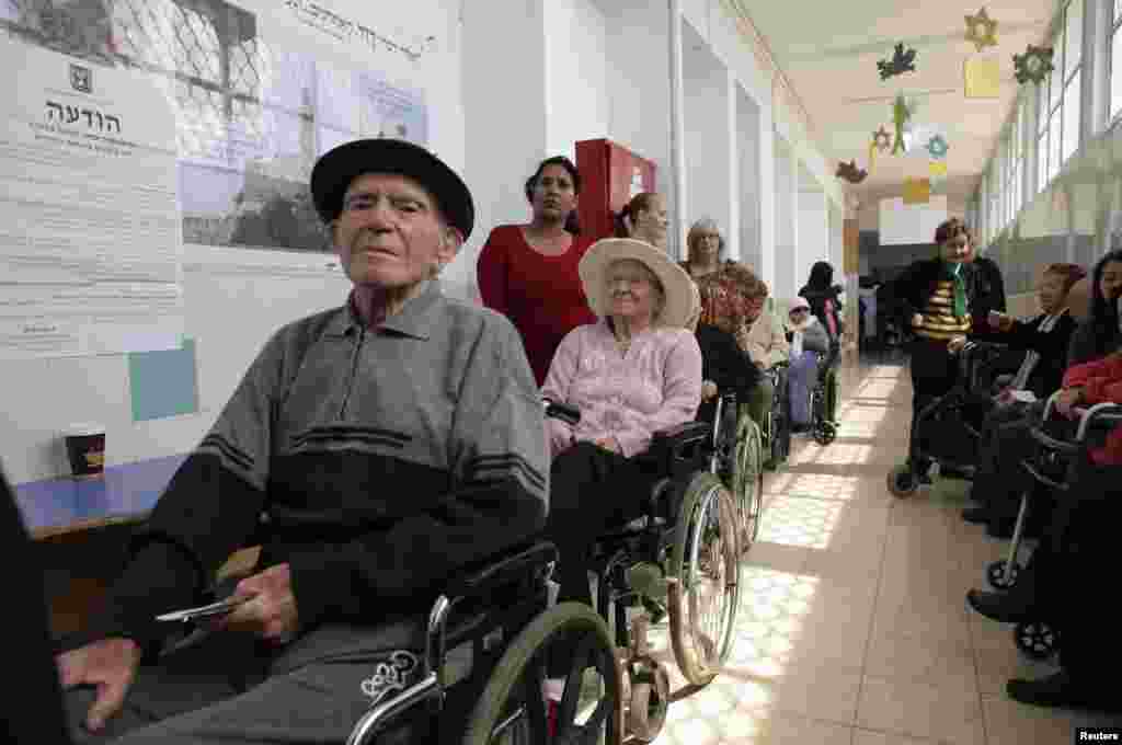 اسرائيلی هايی که از صندلی چرخدار استفاده می کنند در مرکز رای گيری شهر &laquo;خولون&raquo; در جنوب تل آويو &nbsp;منتظر نوبت هستند تا رای خود را به صندوق بياندازند --&nbsp;​۲۶ اسفند ۱۳۹۳ (۱۷ مارس ۲۰۱۵) &nbsp;