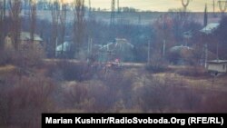 Доти бойовиків російських гібридних сил посеред селища та прапор так званої «Новоросії» над ними