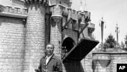 월트 디즈니가 지난 1955년 7월 17일 캘리포니아주 애너하임 디즈니랜드 개장식 현장을 점검하고 있다.