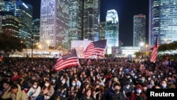 香港民众汇集在中环爱丁堡广场挥舞美国国旗举行感恩节集会。（2019年11月28日）