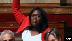 Laetitia Avia, membre du parti français La Republique en Marche (REM), assiste à un débat sur un projet de loi sur la moralisation de la vie politique à l'Assemblée nationale à Paris, le 28 juillet 2017.