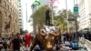 Aktivis perubahan iklim dari organisasi yang menamakan diri mereka "Extinction Rebellion" melakukan aksi protes di Wall Street Bull di Lower Manhattan, New York, 7 Oktober 2019. 