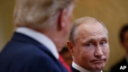 Le président américain Donald Trump, à gauche, et son homologue russe Vladimir Poutine, à droite, au sommet à Helsinki, le 16 juillet 2018