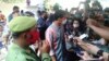 Putra pertama Presiden Jokowi, Gibran Rakabuming memberikan keterangan pers usai memberikan suara di salah satu TPS di Solo, Rabu 9 Desember 2020. (Courtesy: Radio Metta FM - Solo)
