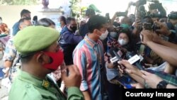 Putra pertama Presiden Jokowi, Gibran Rakabuming memberikan keterangan pers usai memberikan suara di salah satu TPS di Solo, Rabu 9 Desember 2020. (Courtesy: Radio Metta FM - Solo)