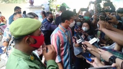 Putra pertama Presiden Jokowi, Gibran Rakabuming memberikan keterangan pers usai memberikan suara di salah satu TPS di Solo, Rabu 9 Desember 2020. (Courtesy: Radio Metta FM - Solo)